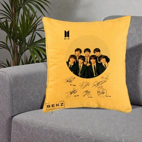 Perna Personalizata K-pop BTS Fotografie Grup Costum Negru si Autografe Cerc, 40x40 cm, Galben, Husa Detasabila, Perna Inclusa, BEKZ®