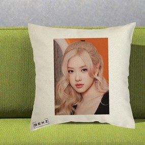 Perna Personalizata K-pop BLACKPINK cu Funda Rosie, 40x40 cm, Ecru, Husa Detasabila, Perna Inclusa, BEKZ®