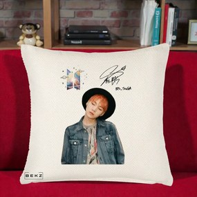Perna Personalizata K-pop BTS Suga par Portocaliu Palarie Autograf, 40x40 cm, Crem Reliefat, Husa Detasabila, Perna Inclusa, BEKZ®