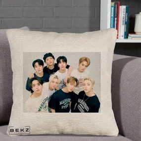Perna Personalizata K-pop Stray Kids Foto Grup Text, 40x40 cm, Bej Canapea, Husa Detasabila, Perna Inclusa, BEKZ®