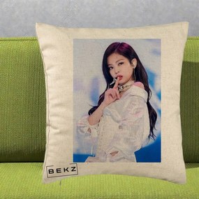 Perna Personalizata K-pop BLACKPINK Jennie Concert Alb cu Microfon, 40x40 cm, Bej, Husa Detasabila, Perna Inclusa, BEKZ®