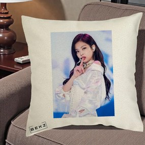 Perna Personalizata K-pop BLACKPINK Jennie Concert Alb cu Microfon, 40x40 cm, Ecru, Husa Detasabila, Perna Inclusa, BEKZ®