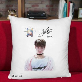 Perna Personalizata K-pop BTS Jungkook Portret cu Ochelari Autograf, 40x40 cm, Alb Pufos, Husa Detasabila, Perna Inclusa, BEKZ®