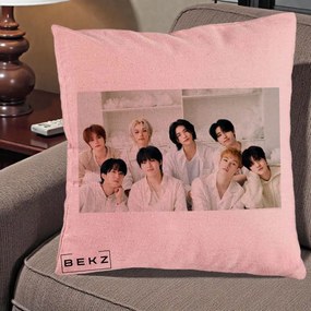 Perna Personalizata K-pop Stray Kids Foto Grup All-White Landscape, 40x40 cm, Roz, Husa Detasabila, Perna Inclusa, BEKZ®