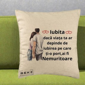 Cadou pentru Iubita - Perna Personalizata Iubita Nemuritoare cu Cuplu Acuarela Roz si Inimi, 40x40 cm, Bej, Husa Detasabila, Perna Inclusa, BEKZ®