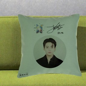 Perna Personalizata K-pop BTS Jungkook Portret cu Autograf, 40x40 cm, Verde, Husa Detasabila, Perna Inclusa, BEKZ®