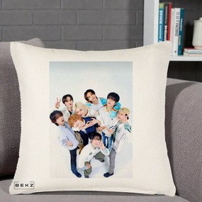 Perna Personalizata K-pop Stray Kids Foto Grup Bleu, 40x40 cm, Crem Reliefat, Husa Detasabila, Perna Inclusa, BEKZ®