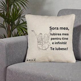 Cadou pentru Sora - Perna Personalizata Sora Mea Te Iubesc Line Art Doua Fete cu Brate Ridicate, 40x40 cm, Bej Canapea, Husa Detasabila, Perna Inclusa, BEKZ®