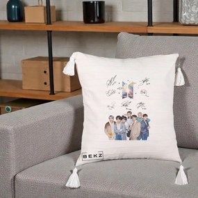 Perna Personalizata K-pop BTS Autografe Toti Membrii Fotografie, 40x40 cm, Bej cu Franjuri, Husa Detasabila, Perna Inclusa, BEKZ®