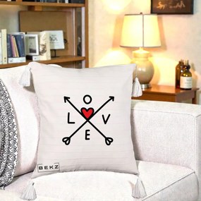 Perna Decorativa Love cu Sageti Incrucisate si Inima Rosie, 40x40 cm, Bej cu Franjuri, Husa Detasabila, Perna Inclusa, BEKZ®