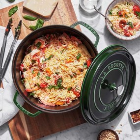 Oala din fonta Staub La Cocotte 40509-361-0, 6,7 l, 28 cm, de la -20°C pana la 260 °C, Emailata, Capac cu structura anti-picaturi, Toate plitele inclusiv inductie, Verde