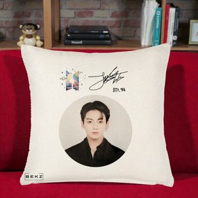 Perna Personalizata K-pop BTS Jungkook Portret cu Autograf, 40x40 cm, Crem Reliefat, Husa Detasabila, Perna Inclusa, BEKZ®