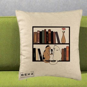 Perna Personalizata Pisici si Carti pe Raft, 40x40 cm, Bej, Husa Detasabila, Perna Inclusa, BEKZ®