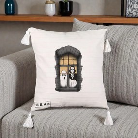 Perna Decorativa Halloween Fantoma si Dracula la Fereastra, 40x40 cm, Bej cu Franjuri, Husa Detasabila, Perna Inclusa, BEKZ®