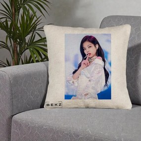 Perna Personalizata K-pop BLACKPINK Jennie Concert Alb cu Microfon, 40x40 cm, Bej Canapea, Husa Detasabila, Perna Inclusa, BEKZ®