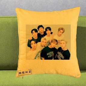 Perna Personalizata K-pop Stray Kids Foto Grup Text, 40x40 cm, Galben, Husa Detasabila, Perna Inclusa, BEKZ®