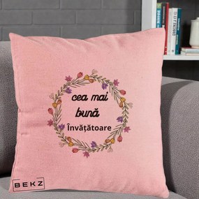 Cadou pentru Invatatoare - Perna Personalizata Cea mai Buna Invatatore cu Coronita Florala Colorata, 40x40 cm, Roz, Husa Detasabila, Perna Inclusa, BEKZ®