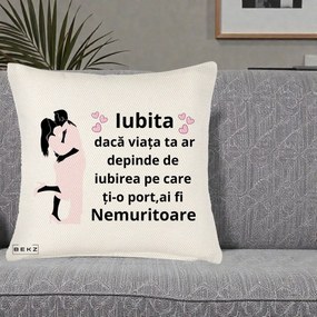 Cadou pentru Iubita - Perna Personalizata Iubita Nemuritoare cu Siluete de Cuplu, 40x40 cm, Crem Reliefat, Husa Detasabila, Perna Inclusa, BEKZ®