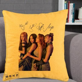 Perna Personalizata K-pop BLACKPINK Fotografie Grup Autografe Deasupra, 40x40 cm, Galben, Husa Detasabila, Perna Inclusa, BEKZ®