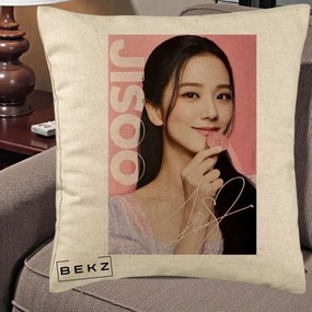 Perna Personalizata K-pop BLACKPINK Jisoo cu Semnatura si Fond Roz, 40x40 cm, Bej, Husa Detasabila, Perna Inclusa, BEKZ®