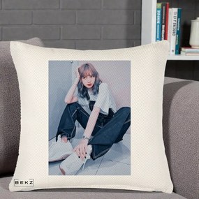 Perna Personalizata K-pop BLACKPINK Lisa, 40x40 cm, Crem Reliefat, Husa Detasabila, Perna Inclusa, BEKZ®