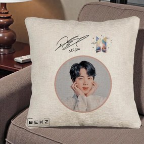 Perna Personalizata K-pop BTS Jin Portret cu Autograf, 40x40 cm, Bej Canapea, Husa Detasabila, Perna Inclusa, BEKZ®