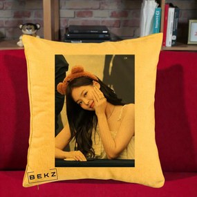 Perna Personalizata K-pop BLACKPINK Jennie Cute cu Diadema Ursulet, 40x40 cm, Galben, Husa Detasabila, Perna Inclusa, BEKZ®
