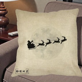 Perna Decorativa Mos Craciun Sanie Luna, 40x40 cm, Crem, Husa Detasabila, Perna Inclusa, BEKZ®
