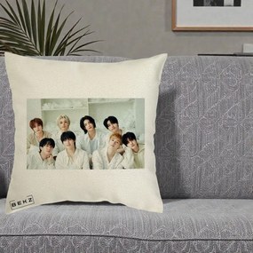 Perna Personalizata K-pop Stray Kids Foto Grup All-White Landscape, 40x40 cm, Ecru, Husa Detasabila, Perna Inclusa, BEKZ®