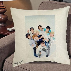 Perna Personalizata K-pop Stray Kids Foto Grup Bleu, 40x40 cm, Ecru, Husa Detasabila, Perna Inclusa, BEKZ®