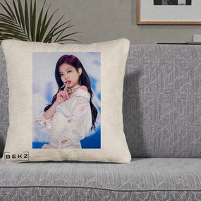 Perna Personalizata K-pop BLACKPINK Jennie Concert Alb cu Microfon, 40x40 cm, Bej Canapea, Husa Detasabila, Perna Inclusa, BEKZ®