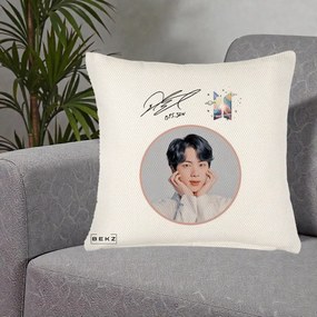 Perna Personalizata K-pop BTS Jin Portret cu Autograf, 40x40 cm, Crem Reliefat, Husa Detasabila, Perna Inclusa, BEKZ®