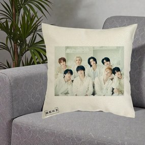 Perna Personalizata K-pop Stray Kids Foto Grup Alb All-White cu 8 Membrii, 40x40 cm, Ecru, Husa Detasabila, Perna Inclusa, BEKZ®