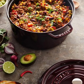 Oala din fonta Staub La Cocotte 40502-278-0, 6,7 l, 28 cm, de la -20°C pana la 260 °C, Emailata, Capac cu structura anti-picaturi, Toate plitele inclusiv inductie, Bordeaux