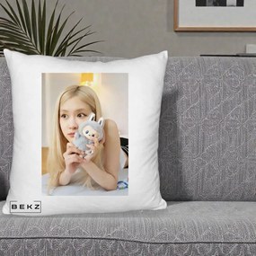 Perna Personalizata K-pop BLACKPINK Rose cu Papusa Iepure, 40x40 cm, Alb Pufos, Husa Detasabila, Perna Inclusa, BEKZ®