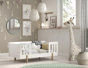 Set mobilier pentru copii mici SMILE, alb, pat 70 x 140 cm cu balustradă de protecție și dulap cu baretă pentru haine și 3 sertare – Vipack