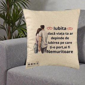 Cadou pentru Iubita - Perna Personalizata Iubita Nemuritoare cu Cuplu Acuarela Roz si Inimi, 40x40 cm, Bej, Husa Detasabila, Perna Inclusa, BEKZ®