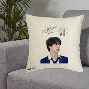 Perna Personalizata K-pop BTS Jin Portret Tinuta Albastra Autograf, 40x40 cm, Ecru, Husa Detasabila, Perna Inclusa, BEKZ®