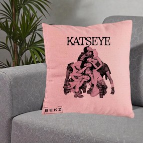 Perna Personalizata K-pop KATSEYE Foto Roz Vintage, 40x40 cm, Roz, Husa Detasabila, Perna Inclusa, BEKZ®