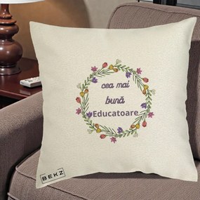 Cadou pentru Educatoare - Perna Personalizata Cea mai Buna Educatoare cu Coronita Florala Colorata, 40x40 cm, Ecru, Husa Detasabila, Perna Inclusa, BEKZ®