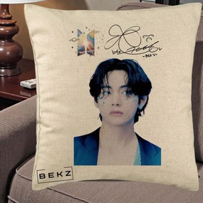 Perna Personalizata K-pop BTS V Taehyung Portret cu Autograf, 40x40 cm, Bej, Husa Detasabila, Perna Inclusa, BEKZ®