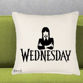 Perna Personalizata Wednesday Addams cu Brate Incrucisate, 40x40 cm, Crem Reliefat, Husa Detasabila, Perna Inclusa, BEKZ®