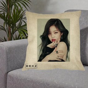 Perna Personalizata K-pop BLACKPINK Jennie Editorial Negru cu Inele, 40x40 cm, Crem, Husa Detasabila, Perna Inclusa, BEKZ®