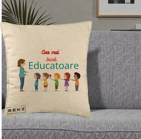 Cadou pentru Educatoare - Perna Personalizata Cea mai Buna Educatoare cu Ilustratie Copii si Educatoare, 40x40 cm, Bej, Husa Detasabila, Perna Inclusa, BEKZ®