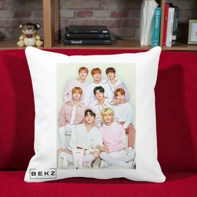 Perna Personalizata K-pop Stray Kids Foto Grup Pastel Roz-Alb cu 8 Membrii, 40x40 cm, Alba Mata, Husa Detasabila, Perna Inclusa, BEKZ®