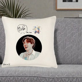 Perna Personalizata K-pop BTS J-Hope Portret cu Autograf, 40x40 cm, Crem Reliefat, Husa Detasabila, Perna Inclusa, BEKZ®