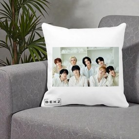 Perna Personalizata K-pop Stray Kids Foto Grup All-White Landscape, 40x40 cm, Alba Mata, Husa Detasabila, Perna Inclusa, BEKZ®
