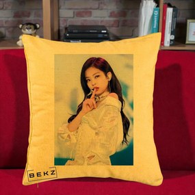 Perna Personalizata K-pop BLACKPINK Jennie Concert Alb cu Microfon, 40x40 cm, Galben, Husa Detasabila, Perna Inclusa, BEKZ®