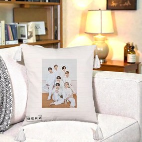Perna Personalizata K-pop BTS Foto Grup All-White Elegant, 40x40 cm, Bej cu Franjuri, Husa Detasabila, Perna Inclusa, BEKZ®