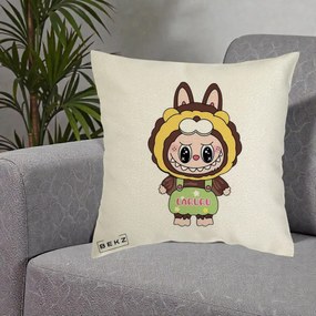 Perna Personalizata Labubu Leu Galben cu Salopeta, 40x40 cm, Ecru, Husa Detasabila, Perna Inclusa, BEKZ®
